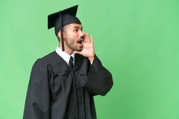 Mladý Vysokoškolský Absolvent Muž Přes Izolované Pozadí Křičí Ústy Široce — Stock fotografie