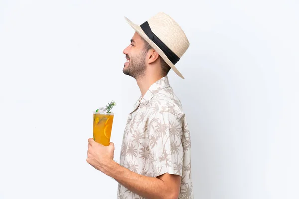 Junger Kaukasischer Mann Hält Einen Cocktail Isoliert Auf Weißem Hintergrund — Stockfoto