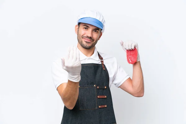 Boucher Homme Caucasien Portant Tablier Servir Viande Fraîche Coupée Sur — Photo