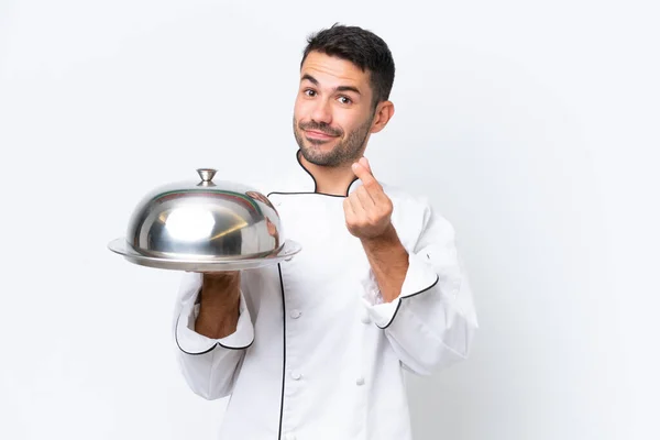 Jeune Chef Avec Plateau Isolé Sur Fond Blanc Faisant Geste — Photo