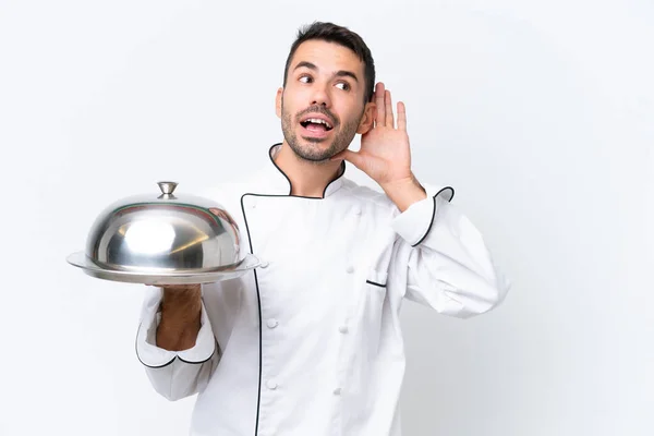 Jeune Chef Avec Plateau Isolé Sur Fond Blanc Écoutant Quelque — Photo