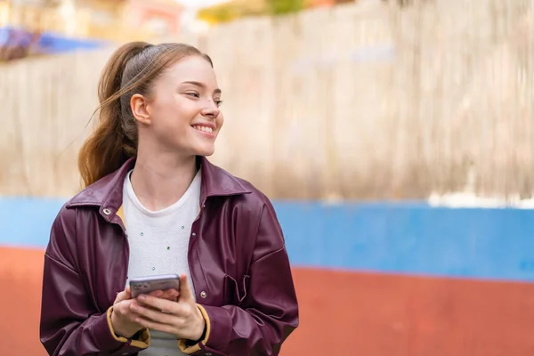 Jonge Vrouw Met Smartphone Buiten — Stockfoto
