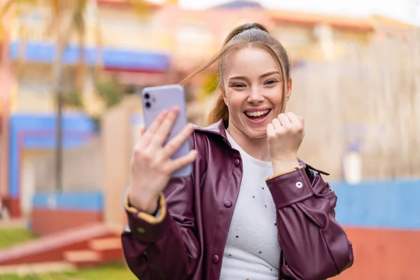 Jonge Vrouw Een Park Een Zonnige Dag Met Een Smartphone — Stockfoto
