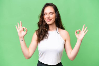 Zen pozunda tecrit edilmiş genç beyaz kadın.