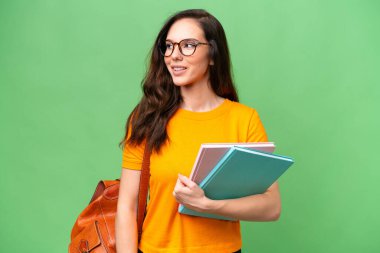 Tecrit edilmiş arka planda beyaz bir kadın öğrenci.