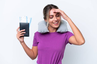 Şişirilebilir Seyahat Yastığı olan genç, güzel Uruguaylı kadın beyaz arka planda izole edilmiş gülüyor.