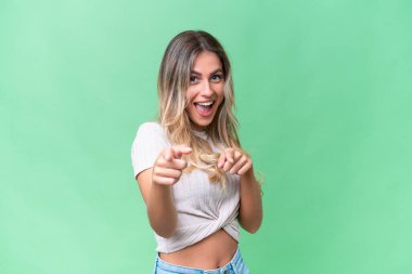 Genç Uruguaylı kadın tecrit edilmiş geçmişine şaşırmış ve ön tarafı işaret ediyor.