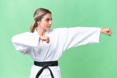 Genç Uruguaylı kadın tecrit edilmiş karate yapıyor.