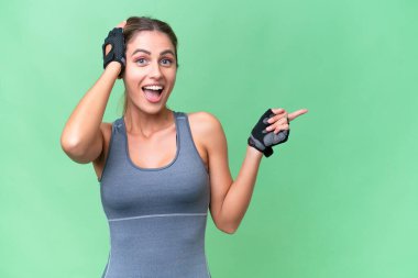 Güzel Sport Uruguaylı kadın izole edilmiş arka planda şaşkın şaşkın ve işaret ediyor.