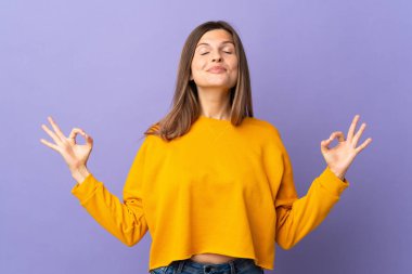 Genç Slovak kadın mor arka planda Zen pozuyla izole edilmiş