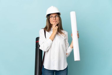 Slovak mimar kız elinde mavi arka planda izole edilmiş planlar tutuyor.