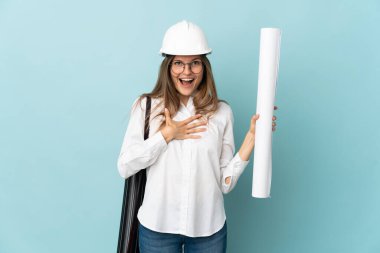 Slovak mimar kızın elinde mavi arka planda izole edilmiş planlar var.