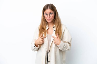 Beyaz arka planda izole edilmiş genç sarışın kadın kendini işaret ediyor.