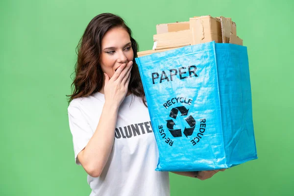 Młoda Kaukaska Kobieta Trzyma Torbę Pełną Papieru Recyklingu Odizolowanym Tle — Zdjęcie stockowe