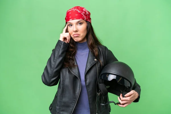 若いですCaucasian女性とともにオートバイヘルメット上の隔離された背景考え方 — ストック写真