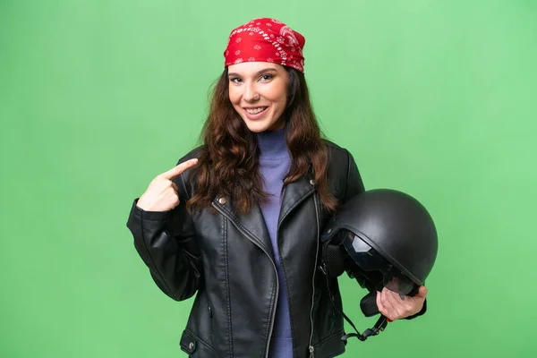 若いですCaucasian女性とともにオートバイヘルメット上の隔離された背景与えますA親指アップジェスチャー — ストック写真