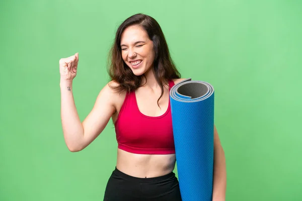 Ung Sport Kvinna Till Yogaklasser Samtidigt Som Matta Över Isolerad — Stockfoto