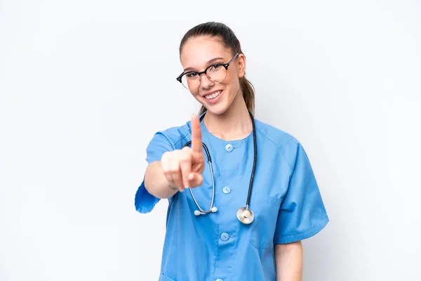 若いです白人の背景を示すと指を持ち上げる上で隔離された白人外科医の医師の女性 — ストック写真
