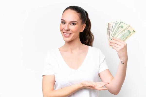 Νεαρή Καυκάσια Γυναίκα Παίρνει Πολλά Χρήματα Απομονωμένη Λευκό Φόντο Απλώνοντας — Φωτογραφία Αρχείου