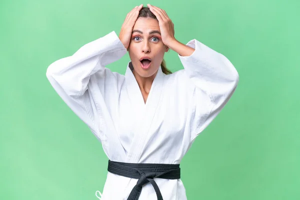 Joven Uruguaya Haciendo Karate Sobre Fondo Aislado Con Expresión Sorpresa — Foto de Stock