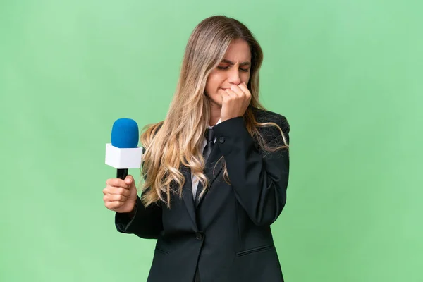 Genç Güzel Uruguaylı Televizyon Sunucusu Izole Edilmiş Arka Planda Kuşkuları — Stok fotoğraf