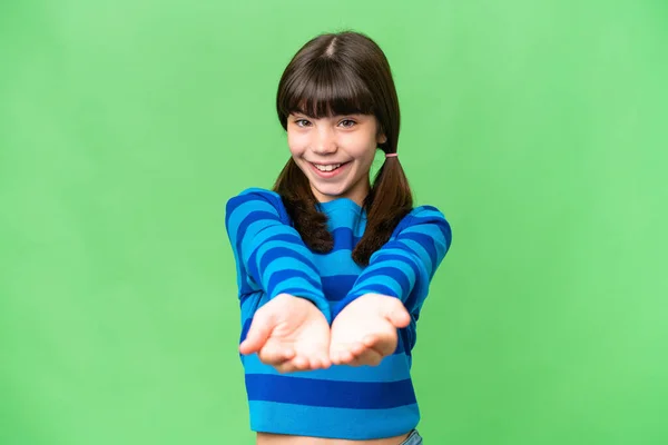 Mały Kaukaski Dziewczyna Nad Odosobnionym Tle Trzymając Copyspace Wyobraźni Dłoni — Zdjęcie stockowe