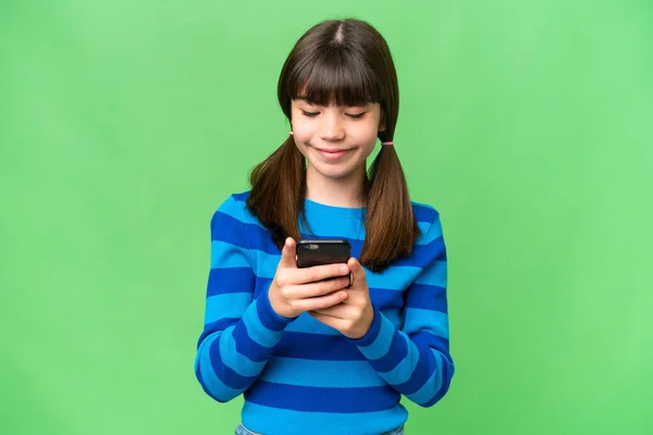 Kis Kaukázusi Lány Elszigetelt Háttér Küld Egy Üzenetet Mobil — Stock Fotó