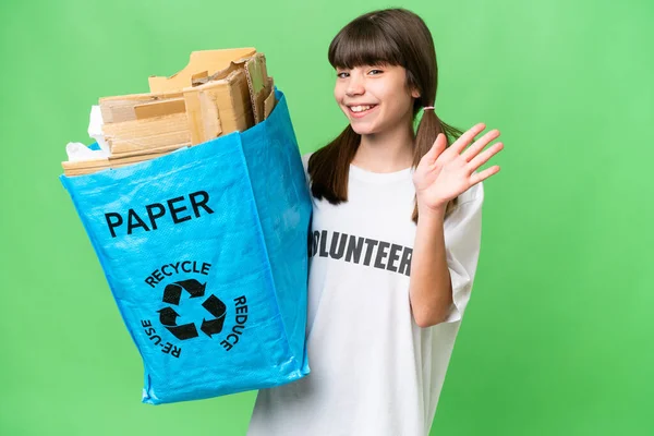 Mała Kaukaska Dziewczyna Trzyma Torbę Pełną Papieru Recyklingu Odizolowanym Tle — Zdjęcie stockowe