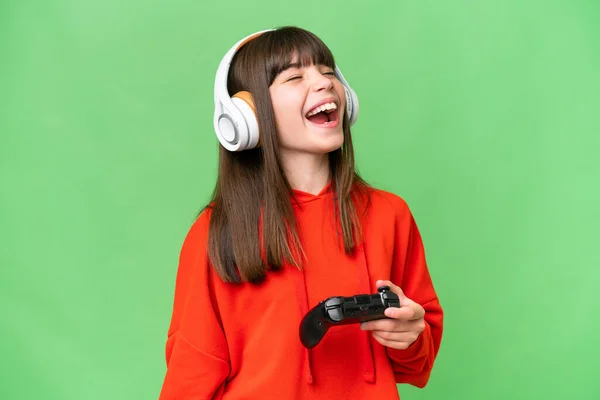 Menina Caucasiana Brincando Com Controlador Videogame Sobre Fundo Isolado Rindo — Fotografia de Stock