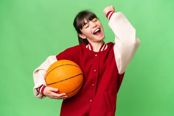 小さなCaucasian女の子プレイバスケットボール上の隔離された背景祝いA勝利 — ストック写真