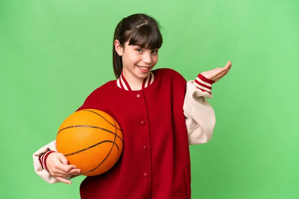 Piccola Ragazza Caucasica Che Gioca Basket Sfondo Isolato Allungando Mani — Foto Stock