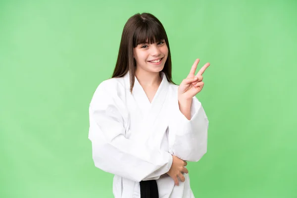 Kis Kaukázusi Lány Csinál Karate Elszigetelt Háttér Mosolygó Mutatja Győzelem — Stock Fotó