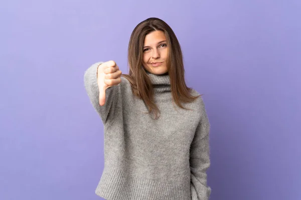 Mladá Slovenská Žena Izolovaná Purpurovém Pozadí Ukazující Palec Dolů Negativním — Stock fotografie