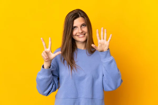 Jonge Slowaakse Vrouw Geïsoleerd Gele Achtergrond Tellen Acht Met Vingers — Stockfoto