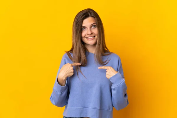 Genç Slovak Kadın Sarı Arka Planda Yalıtılmış Şaşırmış Bir Yüz — Stok fotoğraf