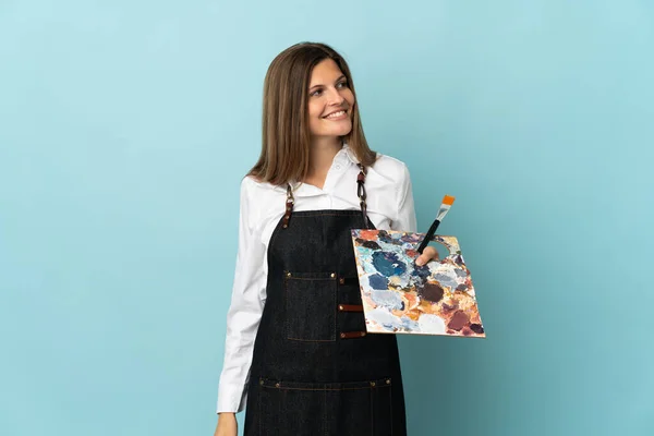 Giovane Artista Donna Slovacca Isolato Sfondo Blu Guardando Lato Sorridente — Foto Stock