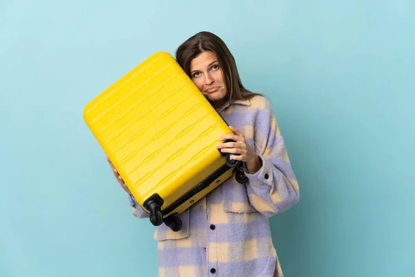 Fiatal Szlovák Elszigetelt Kék Háttér Nyaralás Utazási Bőrönd Boldogtalan — Stock Fotó