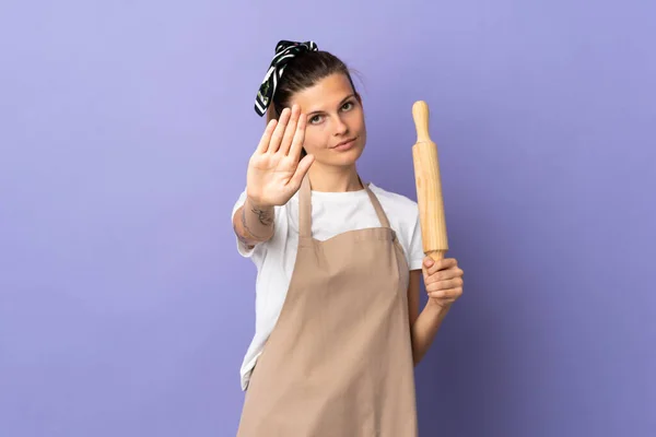 Cooker Mujer Eslovaca Aislada Sobre Fondo Púrpura Haciendo Gesto Parada — Foto de Stock
