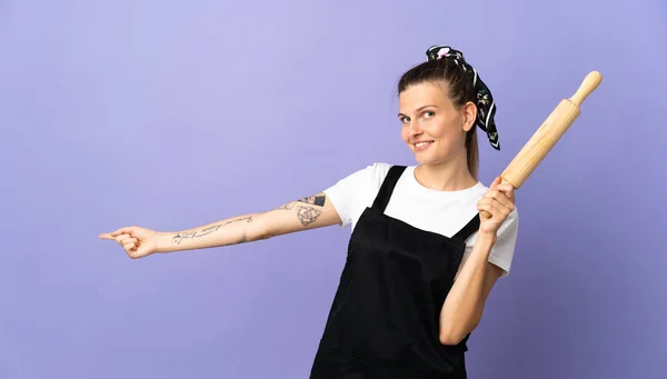 Kookplaat Slowaakse Vrouw Geïsoleerd Paarse Achtergrond Wijzende Vinger Naar Zijkant — Stockfoto