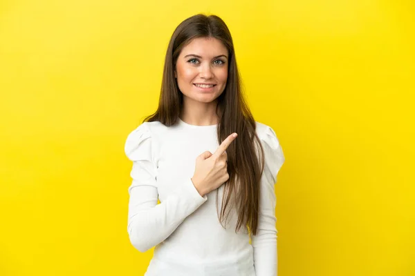 Młoda Biała Kobieta Wyizolowana Żółtym Tle Wskazując Bok Aby Przedstawić — Zdjęcie stockowe