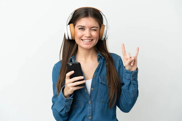 Jonge Kaukasische Vrouw Geïsoleerd Witte Achtergrond Luisteren Muziek Met Een — Stockfoto