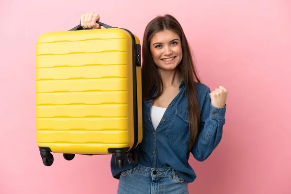 Junge Kaukasierin Isoliert Auf Rosa Hintergrund Urlaub Mit Reisekoffer — Stockfoto