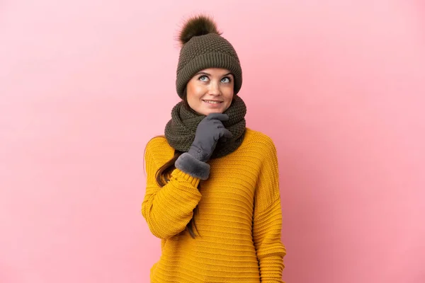 Pembe Arka Planda Izole Edilmiş Kış Şapkalı Beyaz Bir Kız — Stok fotoğraf