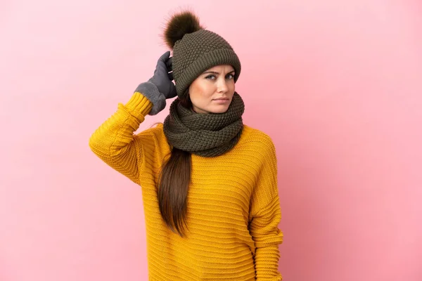 Giovane Ragazza Caucasica Con Cappello Invernale Isolato Sfondo Rosa Avendo — Foto Stock