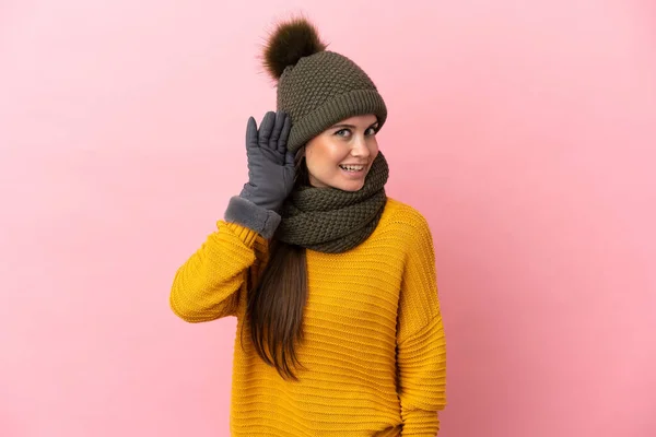 Menina Caucasiana Jovem Com Chapéu Inverno Isolado Fundo Rosa Ouvir — Fotografia de Stock