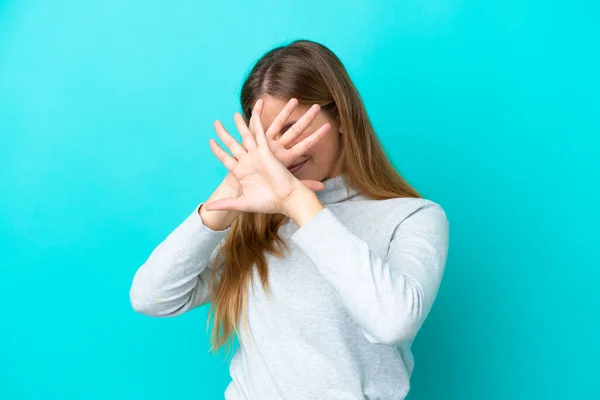 Mavi Arka Planda Izole Edilmiş Genç Sarışın Kadın Gergin Ellerini — Stok fotoğraf