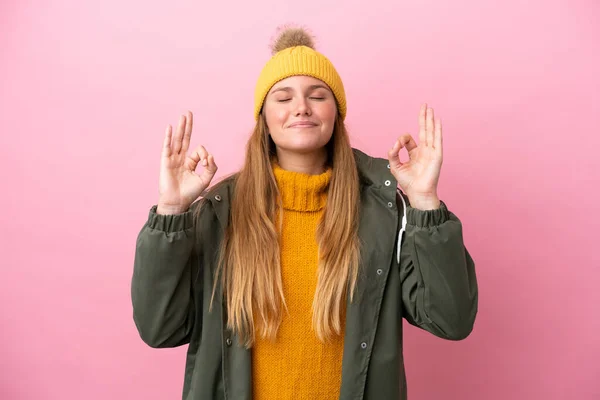 Junge Blonde Frau Trägt Winterjacke Isoliert Auf Rosa Hintergrund Zen — Stockfoto