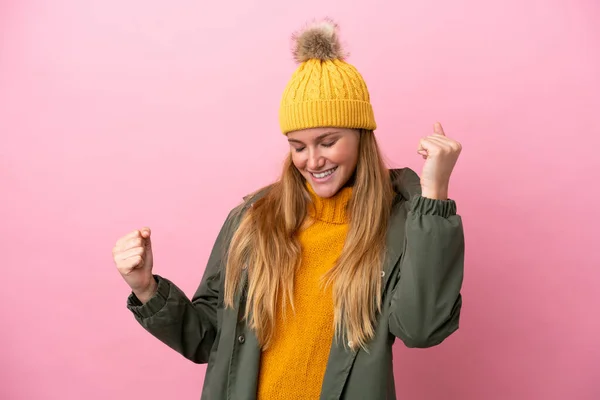 Ung Blond Kvinna Bär Vinter Jacka Isolerad Rosa Bakgrund Firar — Stockfoto