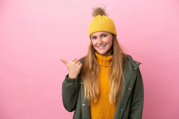 Ung Blond Kvinna Bär Vinter Jacka Isolerad Rosa Bakgrund Pekar — Stockfoto