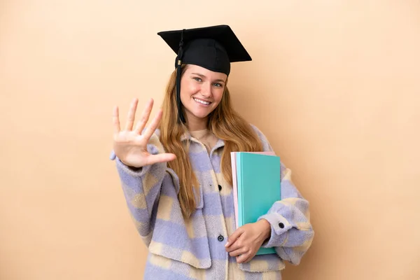 Junge Studentin Mit Isoliertem Hintergrund Zählt Mit Fingern Fünf — Stockfoto